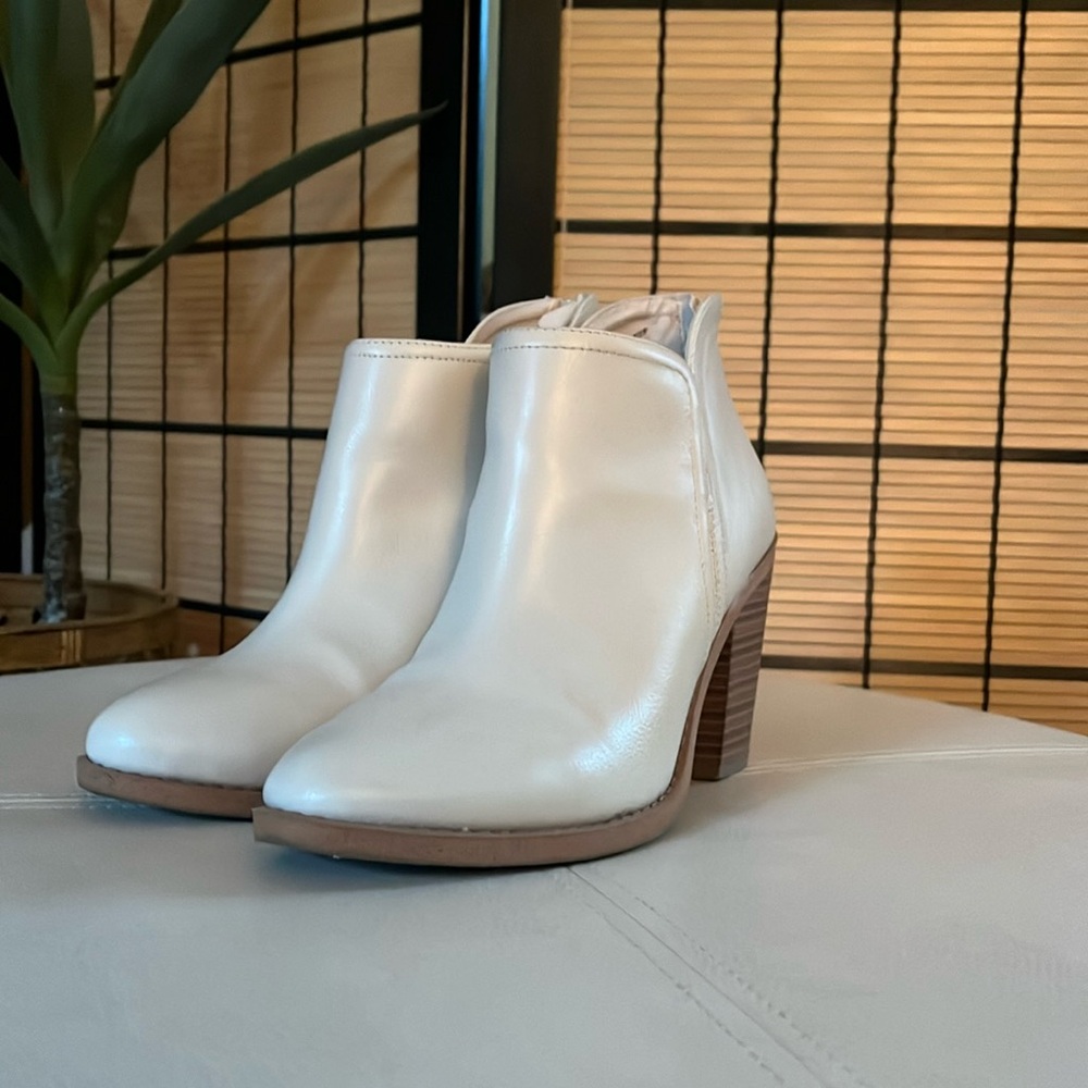Espirit Kendall Bootie in Bone size 8